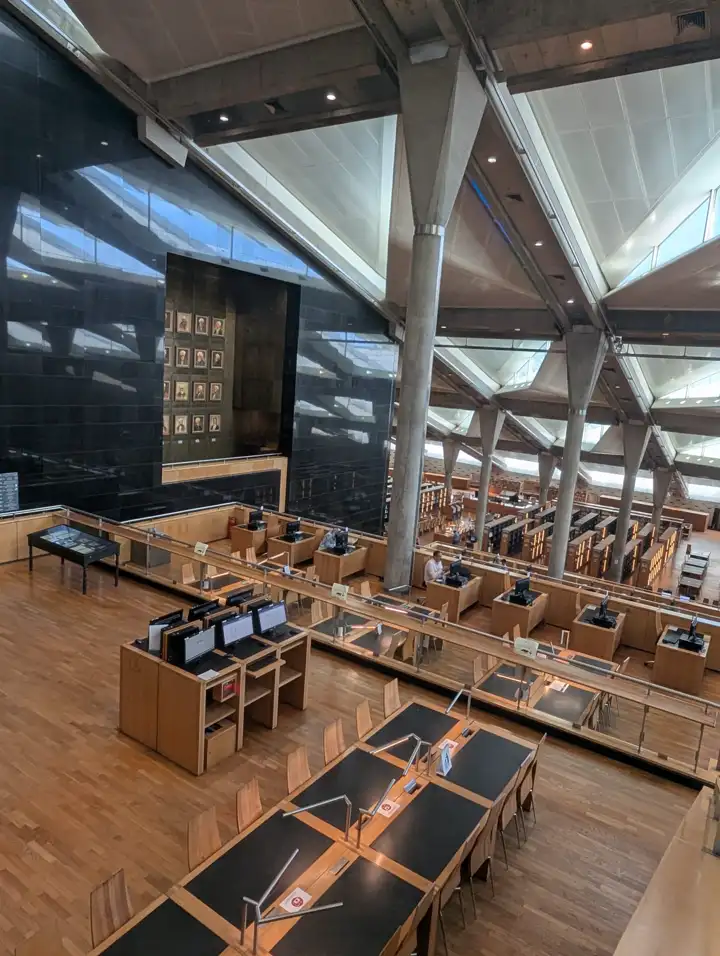 Salle de lecture de la Bibliotheca Alexandrina
