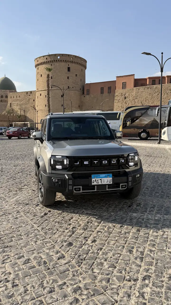 Jetour T2 devant le Caire historique
